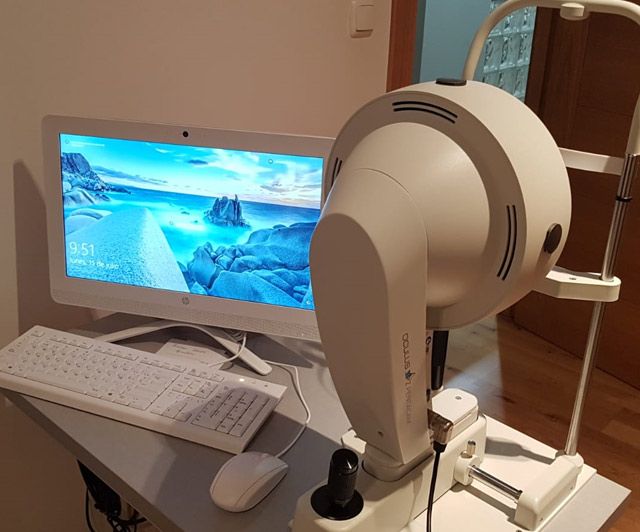 Clínica Oftalmológica Dr. Juan Manuel Palomares pantalla con máquina de oftalmología
