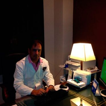 Clínica Oftalmológica Dr. Juan Manuel Palomares doctor en consultorio