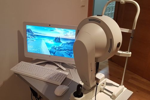 Clínica Oftalmológica Dr. Juan Manuel Palomares pantalla con máquina de oftalmología