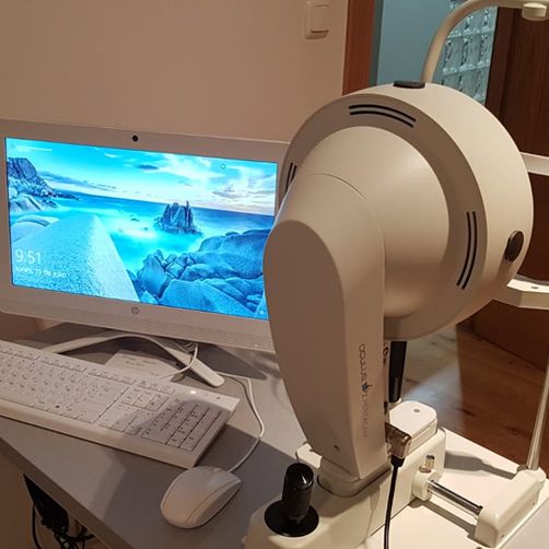Clínica Oftalmológica Dr. Juan Manuel Palomares pantalla con máquina de oftalmología